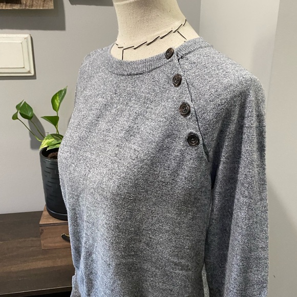 Abercrombie & Fitch sweater with button details. Woman’s size XSmall - Picture 11 of 14